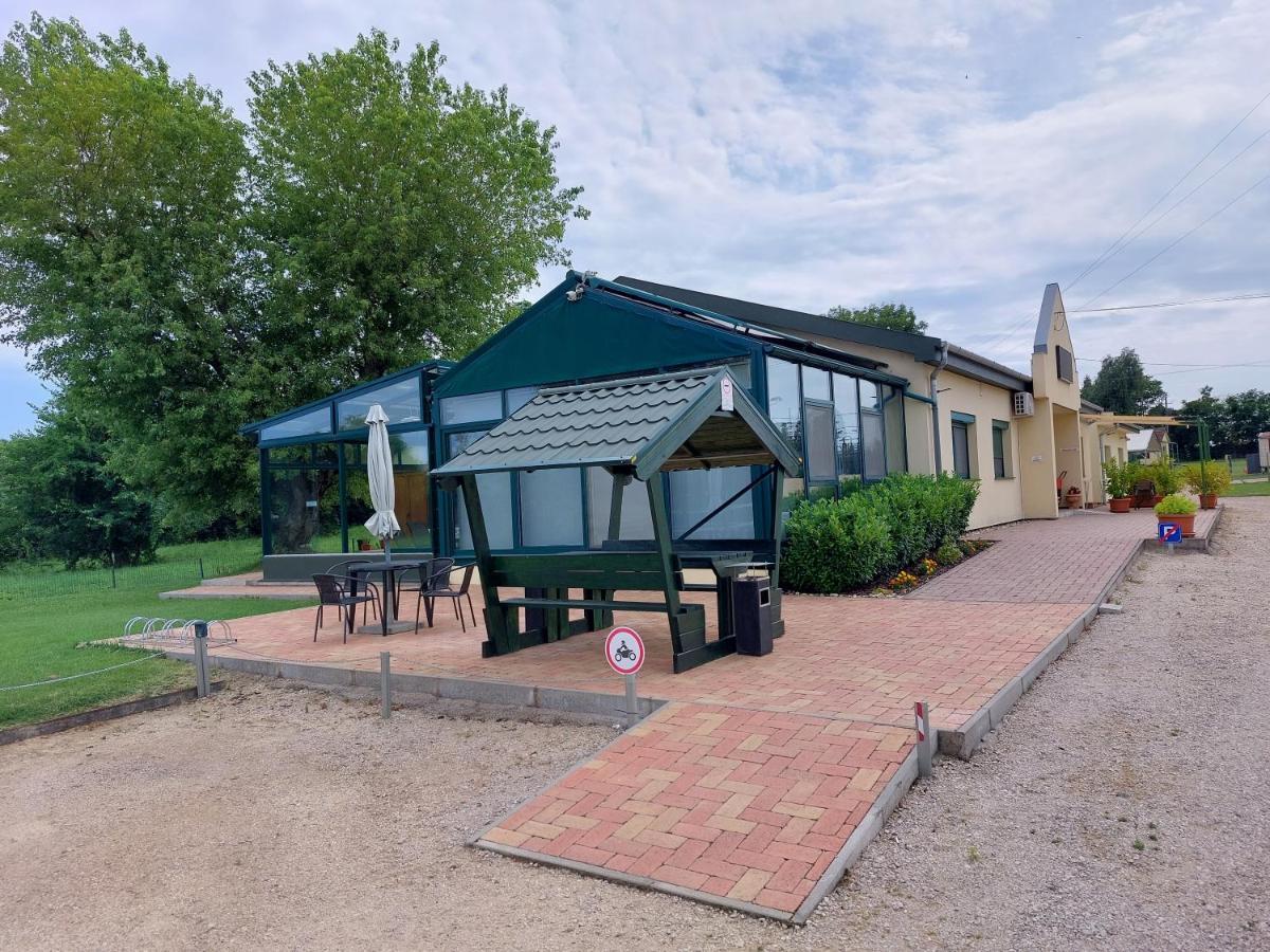 Szarszo Panzio Bed & Breakfast Балатонсарсо Екстериор снимка